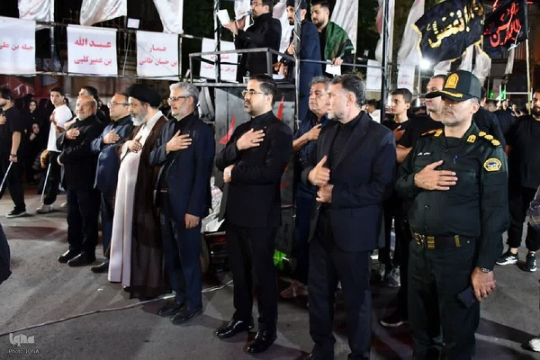 حضور امام جمعه ماکو در جمع عزاداران و اهدای چفیه به آنها‎