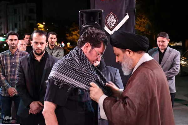 حضور امام جمعه ماکو در جمع عزاداران و اهدای چفیه به آنها‎