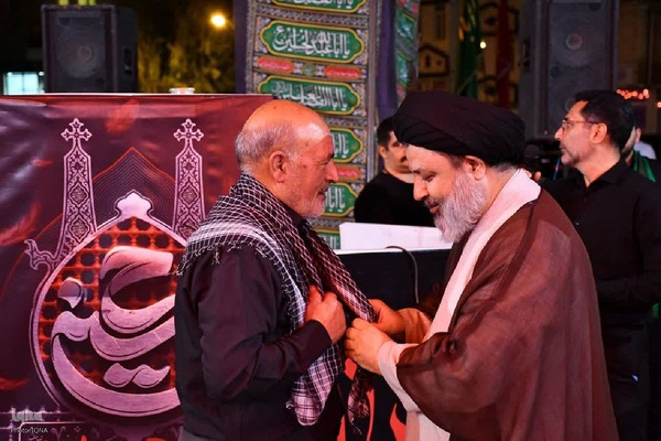 حضور امام جمعه ماکو در جمع عزاداران و اهدای چفیه به آنها‎