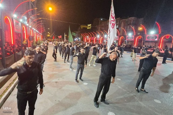 حضور امام جمعه ماکو در جمع عزاداران و اهدای چفیه به آنها‎