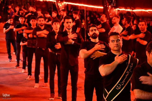 حضور امام جمعه ماکو در جمع عزاداران و اهدای چفیه به آنها‎