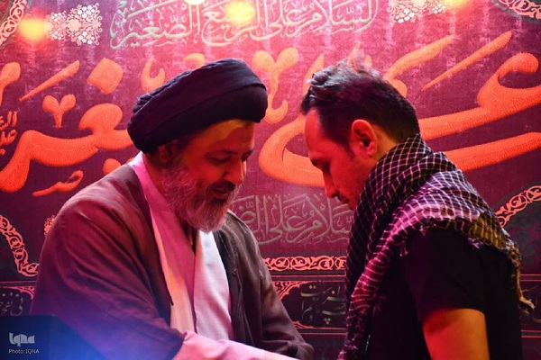 حضور امام جمعه ماکو در جمع عزاداران و اهدای چفیه به آنها‎