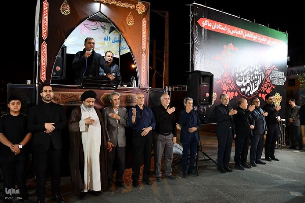 حضور امام جمعه ماکو در جمع عزاداران و اهدای چفیه به آنها‎