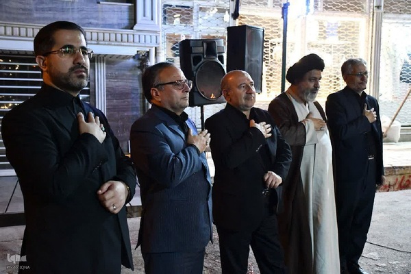 حضور امام جمعه ماکو در جمع عزاداران و اهدای چفیه به آنها‎