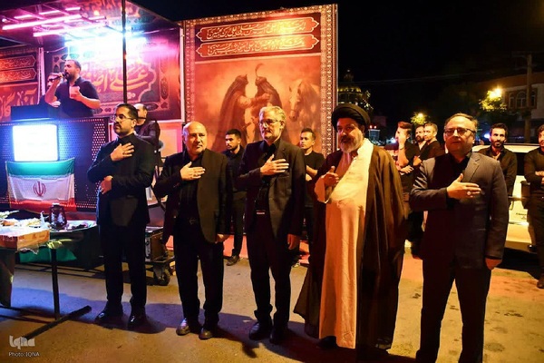 حضور امام جمعه ماکو در جمع عزاداران و اهدای چفیه به آنها‎