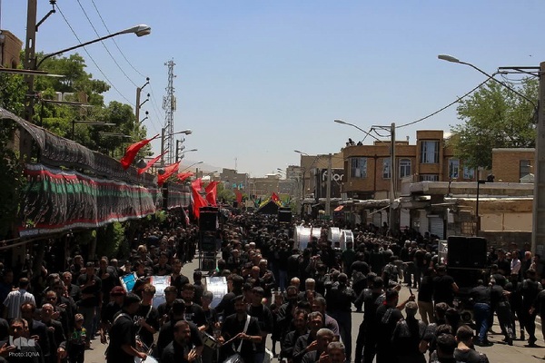 دریای عشق به عباس(ع) در خیابان‌ های تکاب‎