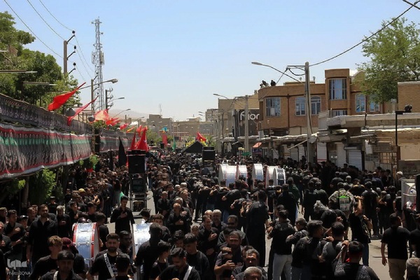 دریای عشق به عباس(ع) در خیابان‌ های تکاب‎