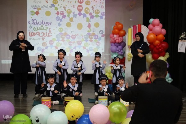 نواختن زنگ غنچه‌ها در ارومیه‎