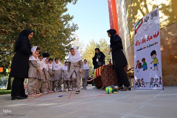 نواختن زنگ غنچه‌ها در ارومیه‎