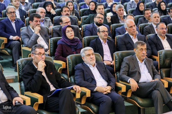 نشست رئیس‌جمهور پزشکیان با سرمایه‌گذاران و فعالان اقتصادی آذربایجان‌غربی