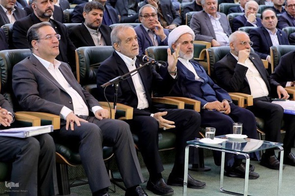 نشست رئیس‌جمهور پزشکیان با سرمایه‌گذاران و فعالان اقتصادی آذربایجان‌غربی