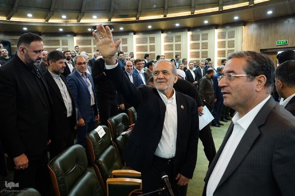 نشست رئیس‌جمهور پزشکیان با سرمایه‌گذاران و فعالان اقتصادی آذربایجان‌غربی