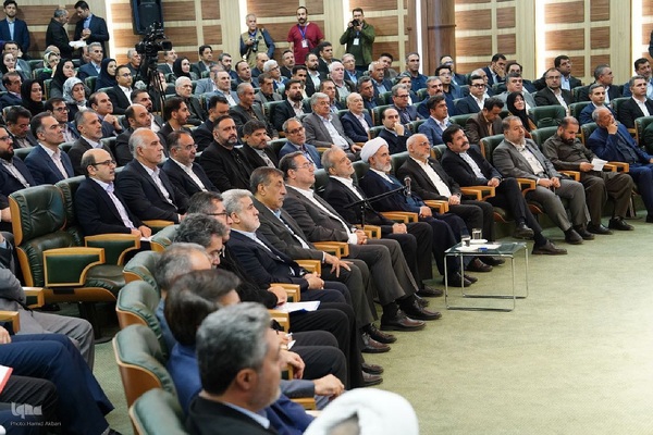 نشست رئیس‌جمهور پزشکیان با سرمایه‌گذاران و فعالان اقتصادی آذربایجان‌غربی