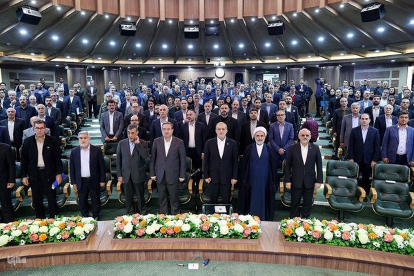 نشست رئیس‌جمهور پزشکیان با سرمایه‌گذاران و فعالان اقتصادی آذربایجان‌غربی