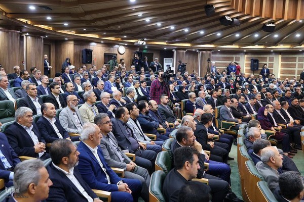 نشست رئیس‌جمهور پزشکیان با سرمایه‌گذاران و فعالان اقتصادی آذربایجان‌غربی