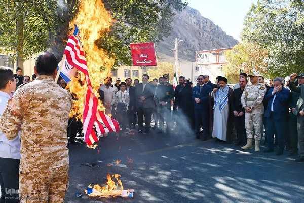خروش مردم ماکو در راهپیمایی ۱۳ آبان‎