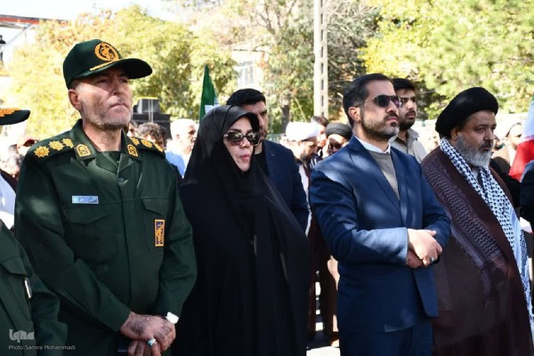 خروش مردم ماکو در راهپیمایی ۱۳ آبان‎