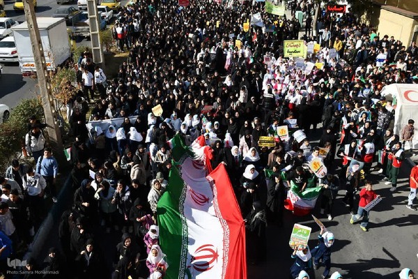 خروش مردم ماکو در راهپیمایی ۱۳ آبان‎