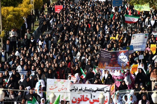 خروش مردم ماکو در راهپیمایی ۱۳ آبان‎