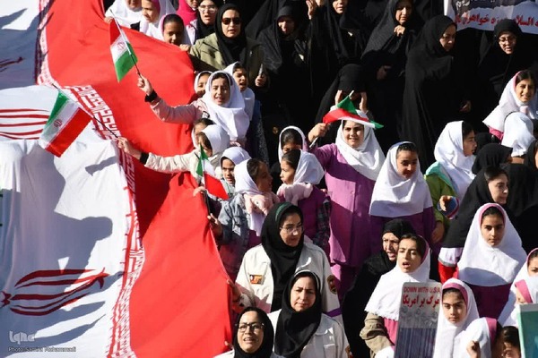 خروش مردم ماکو در راهپیمایی ۱۳ آبان‎