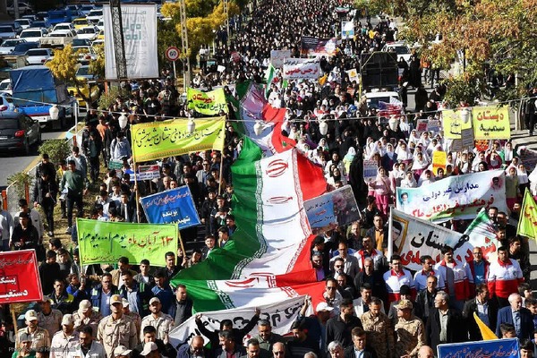 خروش مردم ماکو در راهپیمایی ۱۳ آبان‎