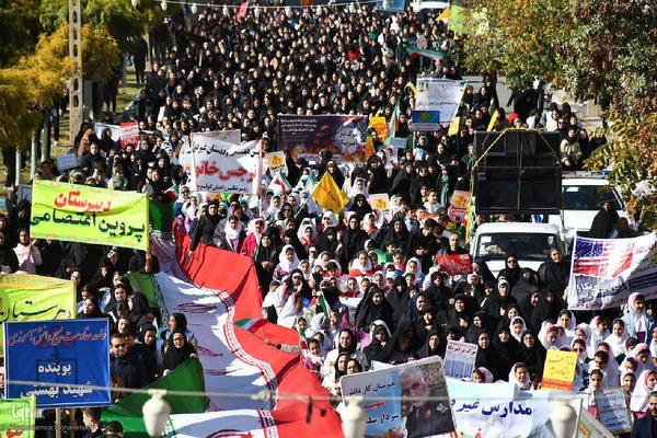 خروش مردم ماکو در راهپیمایی ۱۳ آبان‎