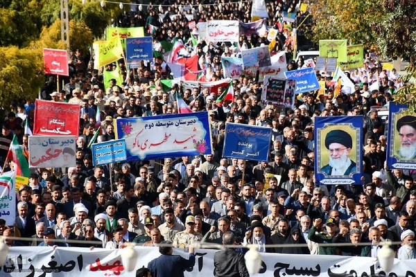 خروش مردم ماکو در راهپیمایی ۱۳ آبان‎