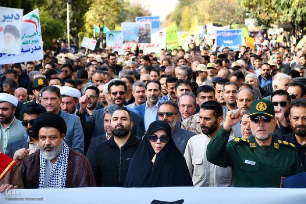 خروش مردم ماکو در راهپیمایی ۱۳ آبان‎
