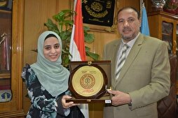 Une étudiante égyptienne honorée pour avoir calligraphié le Saint Coran