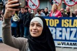 LA RAGAZZA MUSULMANA CHE SFIDA CON UN SELFIE IL CORTEO ANTI-ISLAM IN BELGIO