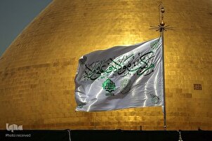 La bandiera di Ghadir innalzata sul mausoleo dell'Imam Ali (AS)