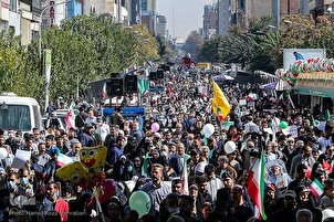 Iran: in milioni scendono in strada per ricordare presa "covo di spie USA"