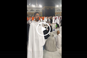 Recitazione del Corano vicino alla Sacra Kaaba