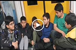 Adolescenti iraniani recitano il Corano nella metropolitana di Tehran