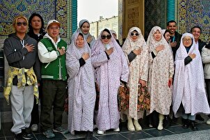 İmam Rıza Türbesinde Çinli sosyal medya influencerları