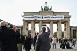 Berlin’de Tarihi  Alman kapısına “Filistin&#039;e Özgürlük” pankartı asıldı