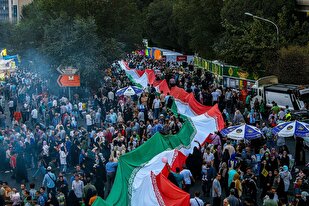 Tahran’da binlerce kişi Hz Peygamber’in doğum yıldönümünü kutladı